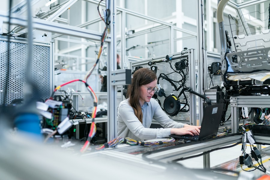 Professionnelle utilisant un outil numérique